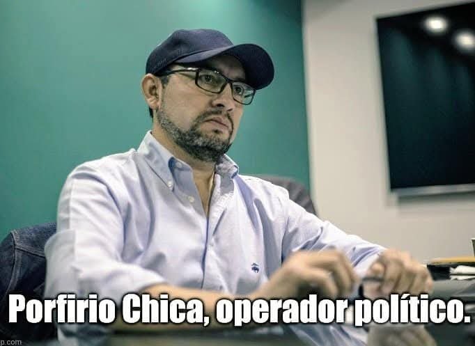 ElTrompudo2022's tweet photo. 🚨 CONOCEN EL CONCEPTO DE "CRÍTICA CONTROLADA" ? 🤔

• Es lo que observamos en muchos programas de opinión matutinos en la televisión salvadoreña.

Por ReyZope
23/10/2026

La "Crítica Controlada", también conocida como "Oposición Leal", es una estrategia en la que generadores de opinión pagados por operadores políticos del régimen, critican aspectos menores del poder (como los diputados de Bukele) pero evitan cuidadosamente cuestionar al líder máximo. Esto crea la apariencia de una crítica legítima e independiente, cuando en realidad actúa como una válvula de escape para liberar tensión social sin desafiar al poder central.

Características de la Crítica Controlada:

1. Manipulación de la Opinión Pública : Se permite una crítica superficial para aparentar debate y pluralidad, evitando abordar cuestiones que podrían dañar la imagen del líder.
   
2. Protección del Líder Supremo : La crítica se centra en actores menores, dejando al líder a salvo de polémicas y reforzando su imagen como una figura "incorruptible".

3. Cooptación de la Oposición : La estrategia divide y distrae a la oposición, desviando su atención hacia problemas secundarios y evitando que se enfoquen en cuestiones fundamentales.

Consecuencias en la Opinión Pública:

1. Falsa Apariencia de Debate: Se genera la ilusión de libertad de expresión, cuando en realidad solo se permite criticar lo superficial.
   
2. Desmovilización de la Oposición : La energía de los opositores se dispersa en temas menores, impidiendo que se centren en asuntos estructurales.

3. Refuerzo de la Imagen del Líder: Se desvía la crítica hacia figuras periféricas, protegiendo al líder y reforzando su reputación.

4. Confusión y Desconfianza: La crítica controlada genera apatía y desconfianza en la población, debilitando su capacidad crítica.

5. Mantenimiento del Status Quo: Al limitar la crítica a aspectos menores, se protege el poder existente, sin cuestionar la estructura que lo sostiene.

En conjunto, esta estrategia manipula la narrativa pública, favoreciendo la estabilidad del régimen a costa de una auténtica libertad crítica. Se trata de una táctica utilizada históricamente por regímenes autoritarios para controlar la narrativa sin arriesgar la imagen del líder.