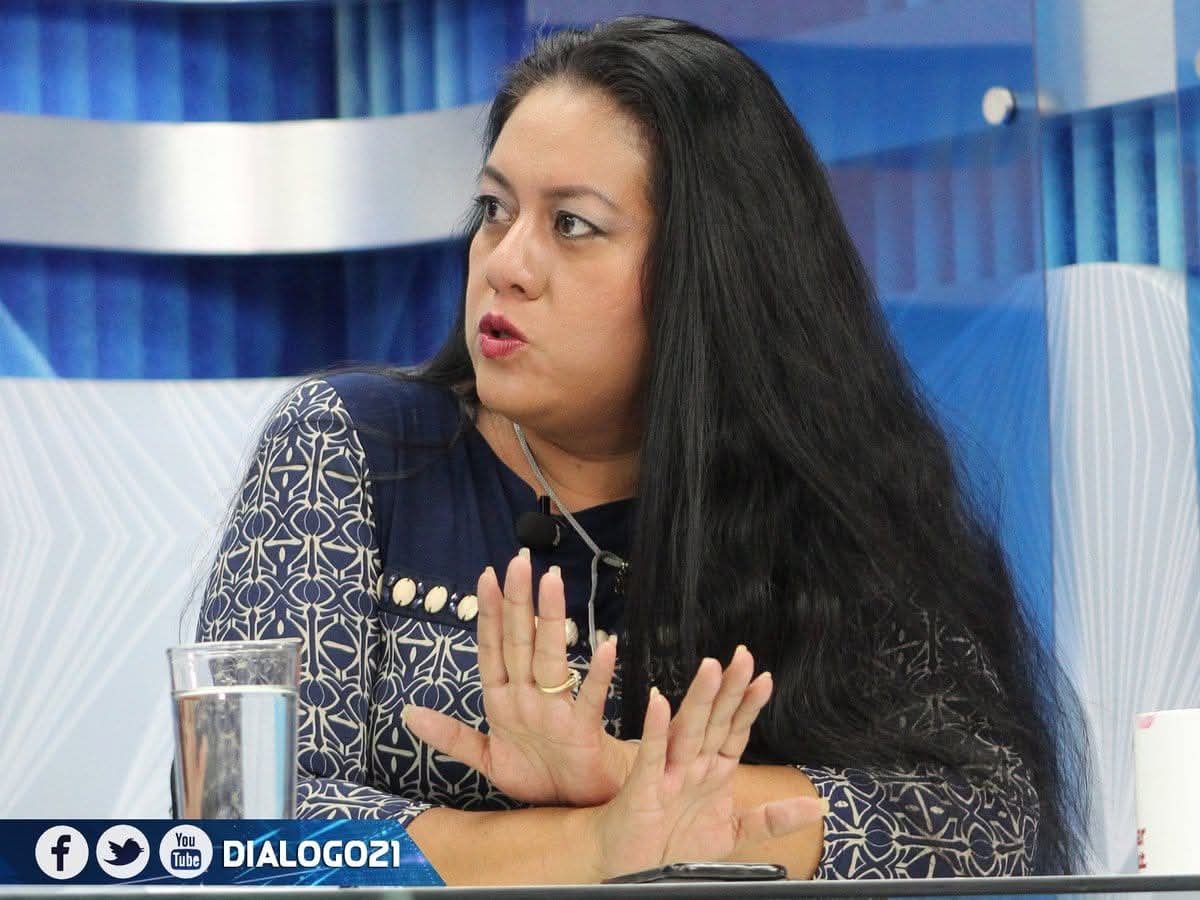 ElTrompudo2022's tweet photo. 🚨 CONOCEN EL CONCEPTO DE "CRÍTICA CONTROLADA" ? 🤔

• Es lo que observamos en muchos programas de opinión matutinos en la televisión salvadoreña.

Por ReyZope
23/10/2026

La "Crítica Controlada", también conocida como "Oposición Leal", es una estrategia en la que generadores de opinión pagados por operadores políticos del régimen, critican aspectos menores del poder (como los diputados de Bukele) pero evitan cuidadosamente cuestionar al líder máximo. Esto crea la apariencia de una crítica legítima e independiente, cuando en realidad actúa como una válvula de escape para liberar tensión social sin desafiar al poder central.

Características de la Crítica Controlada:

1. Manipulación de la Opinión Pública : Se permite una crítica superficial para aparentar debate y pluralidad, evitando abordar cuestiones que podrían dañar la imagen del líder.
   
2. Protección del Líder Supremo : La crítica se centra en actores menores, dejando al líder a salvo de polémicas y reforzando su imagen como una figura "incorruptible".

3. Cooptación de la Oposición : La estrategia divide y distrae a la oposición, desviando su atención hacia problemas secundarios y evitando que se enfoquen en cuestiones fundamentales.

Consecuencias en la Opinión Pública:

1. Falsa Apariencia de Debate: Se genera la ilusión de libertad de expresión, cuando en realidad solo se permite criticar lo superficial.
   
2. Desmovilización de la Oposición : La energía de los opositores se dispersa en temas menores, impidiendo que se centren en asuntos estructurales.

3. Refuerzo de la Imagen del Líder: Se desvía la crítica hacia figuras periféricas, protegiendo al líder y reforzando su reputación.

4. Confusión y Desconfianza: La crítica controlada genera apatía y desconfianza en la población, debilitando su capacidad crítica.

5. Mantenimiento del Status Quo: Al limitar la crítica a aspectos menores, se protege el poder existente, sin cuestionar la estructura que lo sostiene.

En conjunto, esta estrategia manipula la narrativa pública, favoreciendo la estabilidad del régimen a costa de una auténtica libertad crítica. Se trata de una táctica utilizada históricamente por regímenes autoritarios para controlar la narrativa sin arriesgar la imagen del líder.