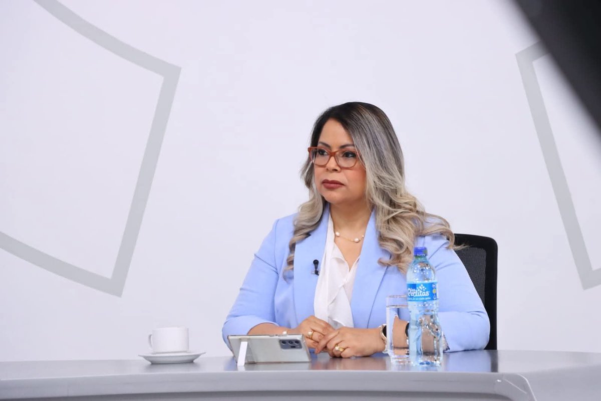 ElTrompudo2022's tweet photo. 🚨 CONOCEN EL CONCEPTO DE "CRÍTICA CONTROLADA" ? 🤔

• Es lo que observamos en muchos programas de opinión matutinos en la televisión salvadoreña.

Por ReyZope
23/10/2026

La "Crítica Controlada", también conocida como "Oposición Leal", es una estrategia en la que generadores de opinión pagados por operadores políticos del régimen, critican aspectos menores del poder (como los diputados de Bukele) pero evitan cuidadosamente cuestionar al líder máximo. Esto crea la apariencia de una crítica legítima e independiente, cuando en realidad actúa como una válvula de escape para liberar tensión social sin desafiar al poder central.

Características de la Crítica Controlada:

1. Manipulación de la Opinión Pública : Se permite una crítica superficial para aparentar debate y pluralidad, evitando abordar cuestiones que podrían dañar la imagen del líder.
   
2. Protección del Líder Supremo : La crítica se centra en actores menores, dejando al líder a salvo de polémicas y reforzando su imagen como una figura "incorruptible".

3. Cooptación de la Oposición : La estrategia divide y distrae a la oposición, desviando su atención hacia problemas secundarios y evitando que se enfoquen en cuestiones fundamentales.

Consecuencias en la Opinión Pública:

1. Falsa Apariencia de Debate: Se genera la ilusión de libertad de expresión, cuando en realidad solo se permite criticar lo superficial.
   
2. Desmovilización de la Oposición : La energía de los opositores se dispersa en temas menores, impidiendo que se centren en asuntos estructurales.

3. Refuerzo de la Imagen del Líder: Se desvía la crítica hacia figuras periféricas, protegiendo al líder y reforzando su reputación.

4. Confusión y Desconfianza: La crítica controlada genera apatía y desconfianza en la población, debilitando su capacidad crítica.

5. Mantenimiento del Status Quo: Al limitar la crítica a aspectos menores, se protege el poder existente, sin cuestionar la estructura que lo sostiene.

En conjunto, esta estrategia manipula la narrativa pública, favoreciendo la estabilidad del régimen a costa de una auténtica libertad crítica. Se trata de una táctica utilizada históricamente por regímenes autoritarios para controlar la narrativa sin arriesgar la imagen del líder.