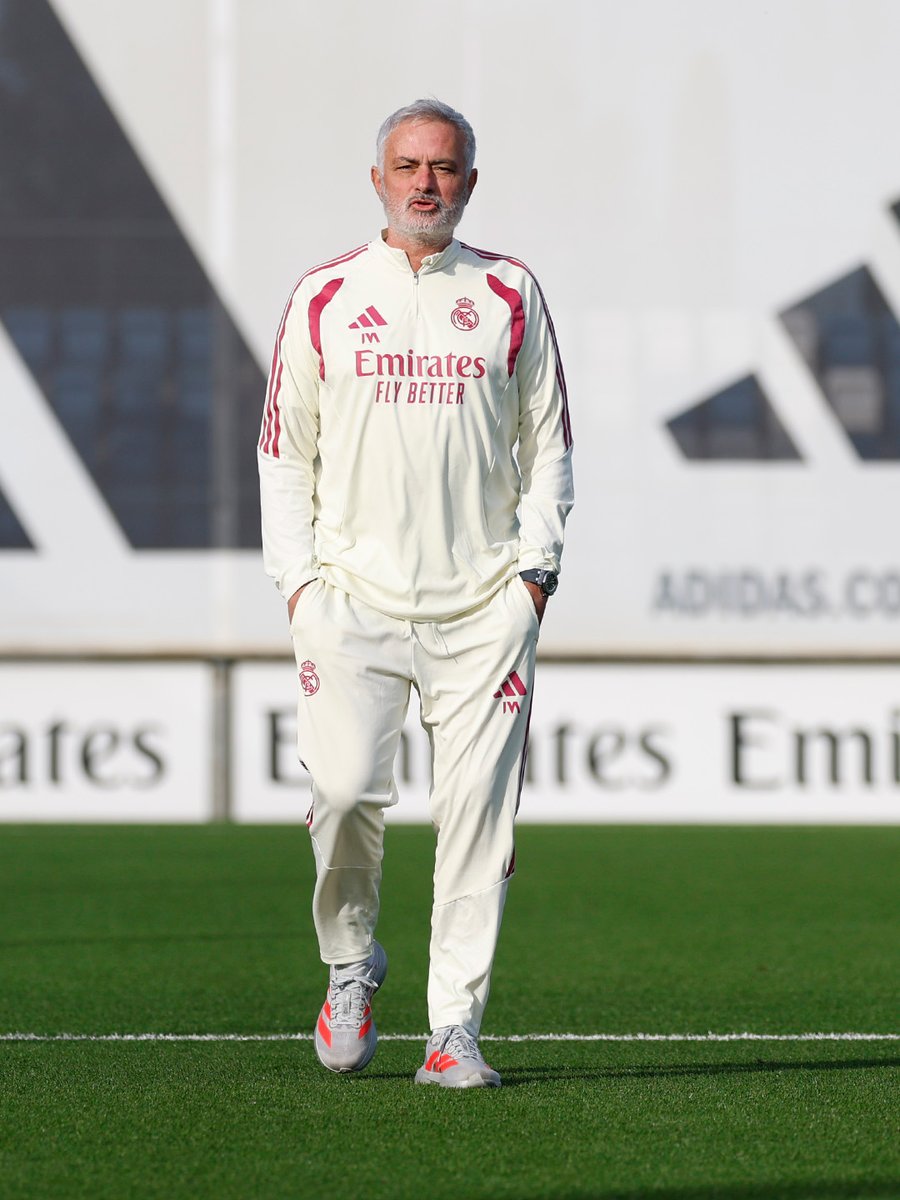 realmadriden's tweet photo. 👉 Mourinho https://t.co/ziejLeOQrY