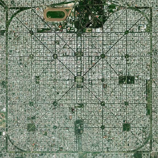 sixtocristiani's tweet photo. Urbanismo hamburguesa yanki pasado de contrabando por la frontera.
Un desastre. Les dejo una foto de La Plata para limpiarles el inicio. https://t.co/ZlPbr1Kmux