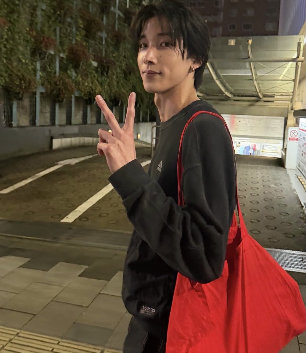 yonsaka0826's tweet photo. 頭身がバグすぎる😳♡
#四阪亮翔 https://t.co/xmfs3IpvpA