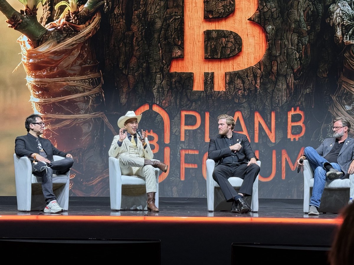 BraginRights's tweet photo. The panel full of legends! @LuganoPlanB https://t.co/sGL5q8YdVN