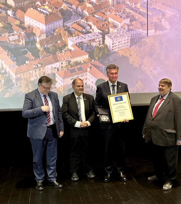 Predsjednik Vlade Plenković drži ispravu i Paneuropsku medalju Njemačke paneuropske unije. ©️ Njemačko veleposlanstvo