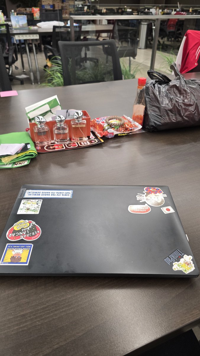 Biyaaa_58's tweet photo. Siapa yang ke pantry dan baru mau buat kopi 3 shots? 🤕☝️
Yang lain udah mikirin abcd, meanwhile me masih mikirin plan full year 2027 + salah rumus dimana karena Excelnya #REF 😭😭😭 https://t.co/vf2RUt2VGi