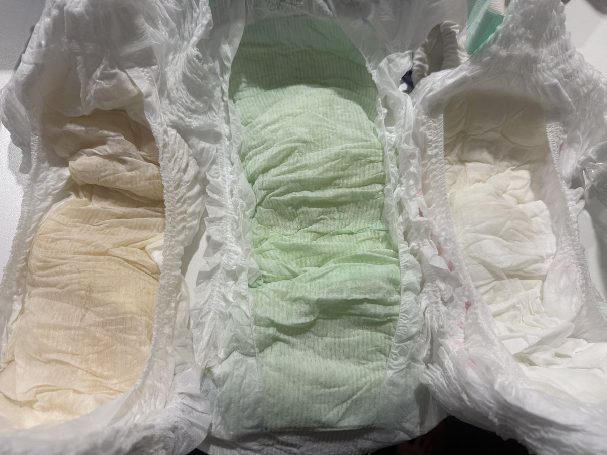 mamypokolover's tweet photo. 昨天亲戚来我家借住，2个孩子都还包pampers，4/6岁，一个xl一个xxxl都是pants的，我穿xxl tape的真丢脸排在他们中间😂，看来大家很会尿，尿布都满满大大包的😊🙈 https://t.co/XzBEjN24VW