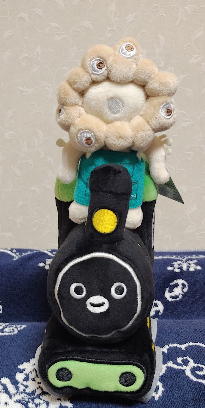 mogukumi's tweet photo. なんと！夜型人間の私が機関車ペーマス買えました。
池袋のジュンク堂にはなかったベージュミャク様も大宮の高島屋にはあったし今日は良い日だなあ。
#Suicaのペンギン 
#ペン活 
#PenguinYears https://t.co/WFtceAu2xu