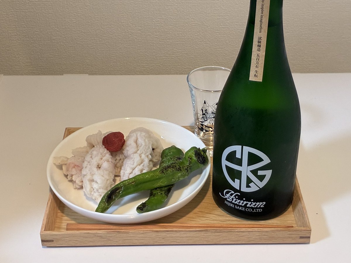 masa_bitter's tweet photo. HIZIRIZUM 70 生酛　土田IDO酵母

炭酸は細かくて強い。
香りは穏やかりんご、最初と最後はおとなしい。
味は旨味がメインでそこまで甘く無い。

聖にしては甘さも香りも控えめでは？
するする飲めますね。

鱧+梅肉+煎り酒がいい具合です。

#なまおコメ https://t.co/JObJuMUUv0