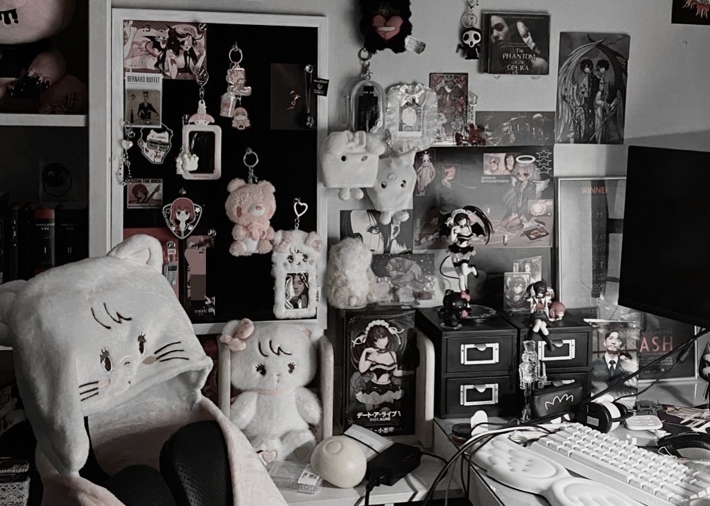 youllsavemysoul's tweet photo. i miss this era of my room .. https://t.co/zzIoZIjMJX