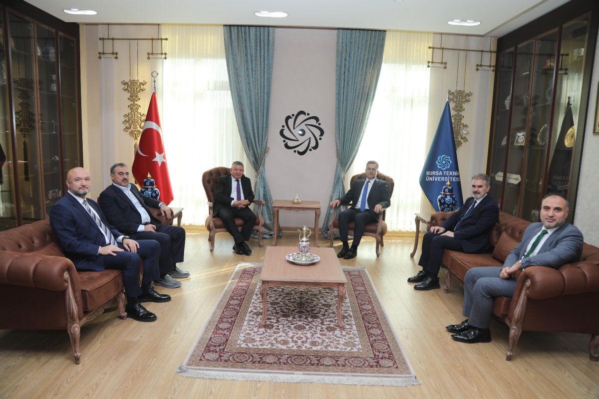 ancaglar's tweet photo. Emekli İstihbarat Albayı ve Güvenlik/Terör Uzmanı Sayın Coşkun Başbuğ’u Üniversitemizde ağırlamaktan ve “Terörsüz Türkiye” konferansında öğrencilerimiz ve personelimizle bir araya getirmekten memnuniyet duyduk.

Türkiye’nin terörle mücadelesi, değişen küresel dengeler ve ülkemizin geleceği üzerine önemli değerlendirmelerin paylaşıldığı bu buluşmanın, gençlerimizin dünyadaki gelişmeleri daha yakından takip etmelerine ve ülkemizin geleceğine dair sorumluluk bilinci geliştirmelerine katkı sunduğuna inanıyorum.

Güçlü bir Türkiye’nin inşasında gençlerimizin bilgiyle, milli ve manevi değerlerle donanmış bireyler olarak yetişmesi büyük önem taşıyor. Üniversiteler olarak görevimiz; düşünen, sorgulayan ve ülkesinin geleceğine katkı sunan nesillerin yetişmesine rehberlik etmektir.

Nazik katkıları ve kıymetli değerlendirmeleri için Sayın Coşkun Başbuğ’a, programımıza katılımlarıyla bizleri onurlandıran Yıldırım Kaymakamımız Sayın Metin Esen’e ve tüm katılımcılarımıza teşekkür ediyorum.

#BursaTeknikÜniversitesi #TerörsüzTürkiye #TürkiyeYüzyılı