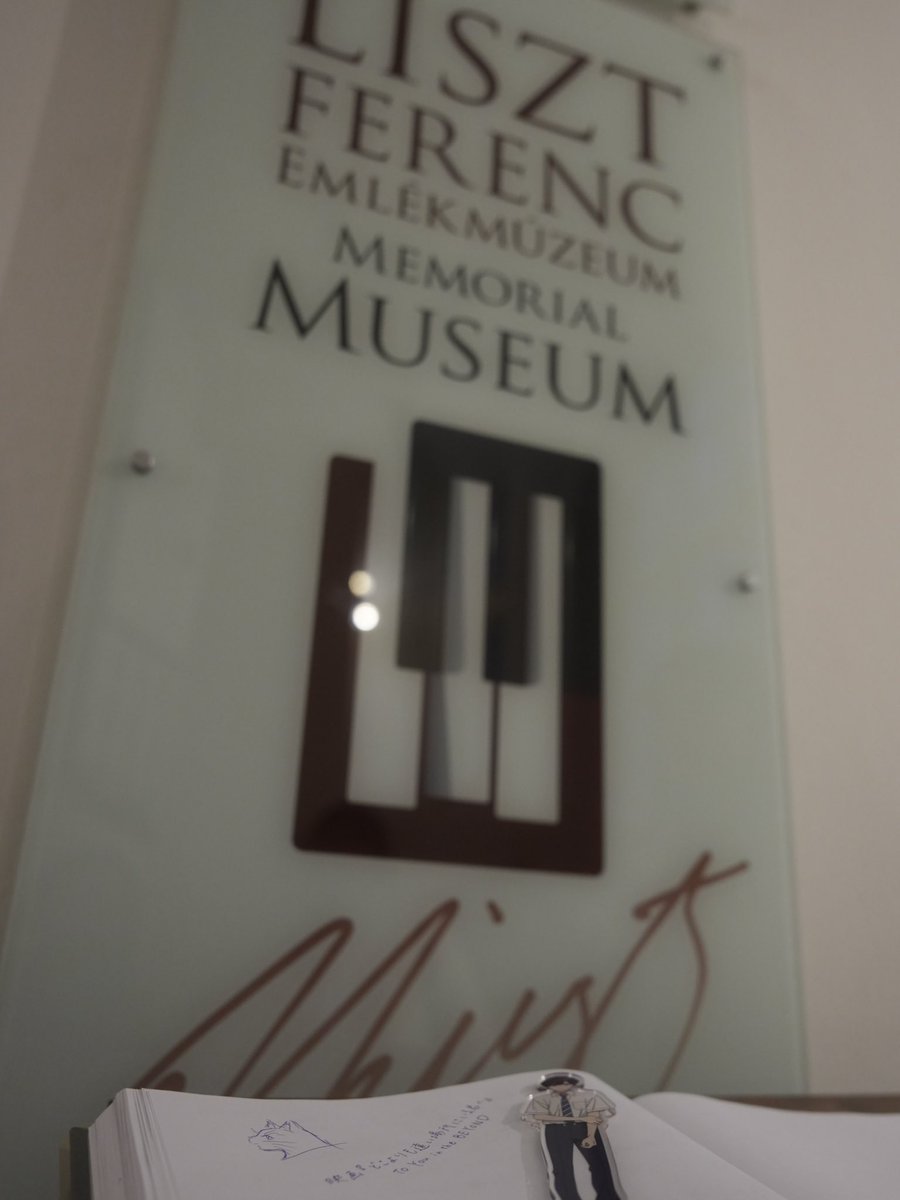 dokokimi_movie's tweet photo. 本作に登場する「ラ・カンパネラ」🎹🎶
作曲者であるフランツ・リストは、ハンガリーの出身です。

ということで、#MondoCon の合間に
リスト・フェレンツ記念博物館（Liszt Ferenc Memorial Museum）へ…

キャラクターデザイン・総作画監督である #へちま さんに
特別なイラストを描いて頂きました🐈

 #どこきみ