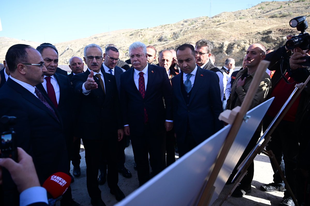 a_uraloglu's tweet photo. Çankırı’nın ulaşım altyapısını güçlendirecek ve şehir içi trafiğe nefes aldıracak Çankırı Çevre Yolu’nda yapımı devam eden çalışmaları yerinde inceledik. 🚧

Ankara ve Kastamonu yönlerinden gelen araçların şehir merkezine girmeden geçişini sağlayacak projemizle, Çankırı’daki trafik yoğunluğunun azaltılmasına katkı sağlayacağız. 🛣️

Daha akıcı ve konforlu bir ulaşım sağlayacak çevre yolumuzla, taşıtların işletme ve bakım giderlerini de düşüreceğiz. 🚘

📍 Çankırı

#TürkiyeHızlanıyor 🇹🇷