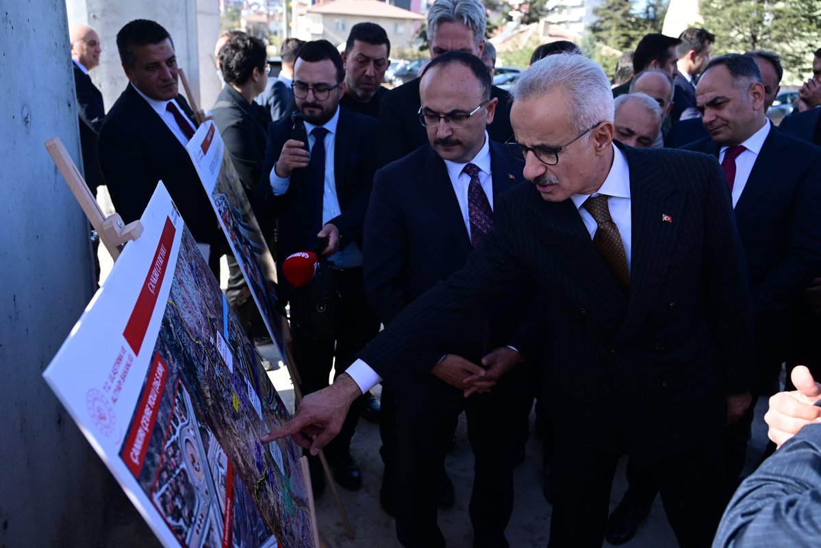 a_uraloglu's tweet photo. Çankırı’nın ulaşım altyapısını güçlendirecek ve şehir içi trafiğe nefes aldıracak Çankırı Çevre Yolu’nda yapımı devam eden çalışmaları yerinde inceledik. 🚧

Ankara ve Kastamonu yönlerinden gelen araçların şehir merkezine girmeden geçişini sağlayacak projemizle, Çankırı’daki trafik yoğunluğunun azaltılmasına katkı sağlayacağız. 🛣️

Daha akıcı ve konforlu bir ulaşım sağlayacak çevre yolumuzla, taşıtların işletme ve bakım giderlerini de düşüreceğiz. 🚘

📍 Çankırı

#TürkiyeHızlanıyor 🇹🇷