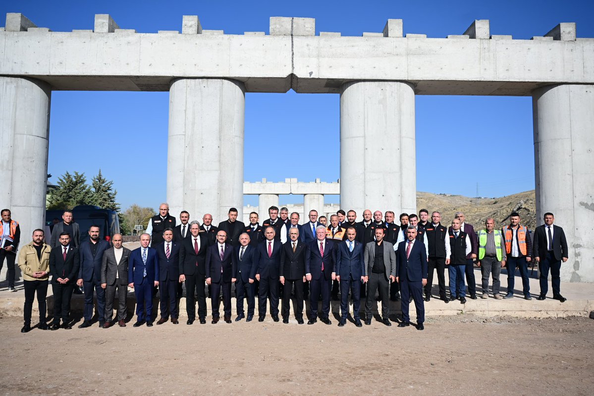 a_uraloglu's tweet photo. Çankırı’nın ulaşım altyapısını güçlendirecek ve şehir içi trafiğe nefes aldıracak Çankırı Çevre Yolu’nda yapımı devam eden çalışmaları yerinde inceledik. 🚧

Ankara ve Kastamonu yönlerinden gelen araçların şehir merkezine girmeden geçişini sağlayacak projemizle, Çankırı’daki trafik yoğunluğunun azaltılmasına katkı sağlayacağız. 🛣️

Daha akıcı ve konforlu bir ulaşım sağlayacak çevre yolumuzla, taşıtların işletme ve bakım giderlerini de düşüreceğiz. 🚘

📍 Çankırı

#TürkiyeHızlanıyor 🇹🇷