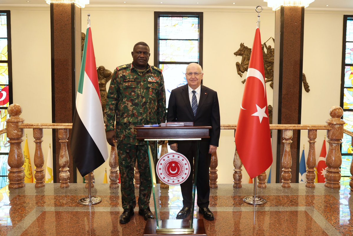 tcsavunma's tweet photo. Millî Savunma Bakanı Yaşar Güler, Kara Kuvvetleri Komutanı Orgeneral Metin Tokel’in davetlisi olarak Ankara’da bulunan Sudan Kara Kuvvetleri Komutanı Korgeneral Malik Altayeb Khogali Alneil’i kabul etti.
Kabulde Orgeneral Metin Tokel de yer aldı.
#MillîSavunmaBakanlığı
#YaşarGüler