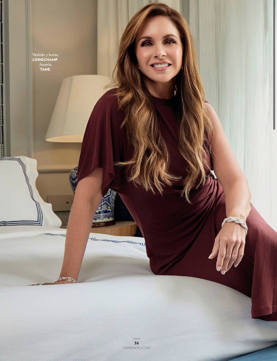 daniecmrgo's tweet photo. “LUCERO: Bajo su propria luz” uff 🤎🤎🤎 https://t.co/rYd9RhAs6t