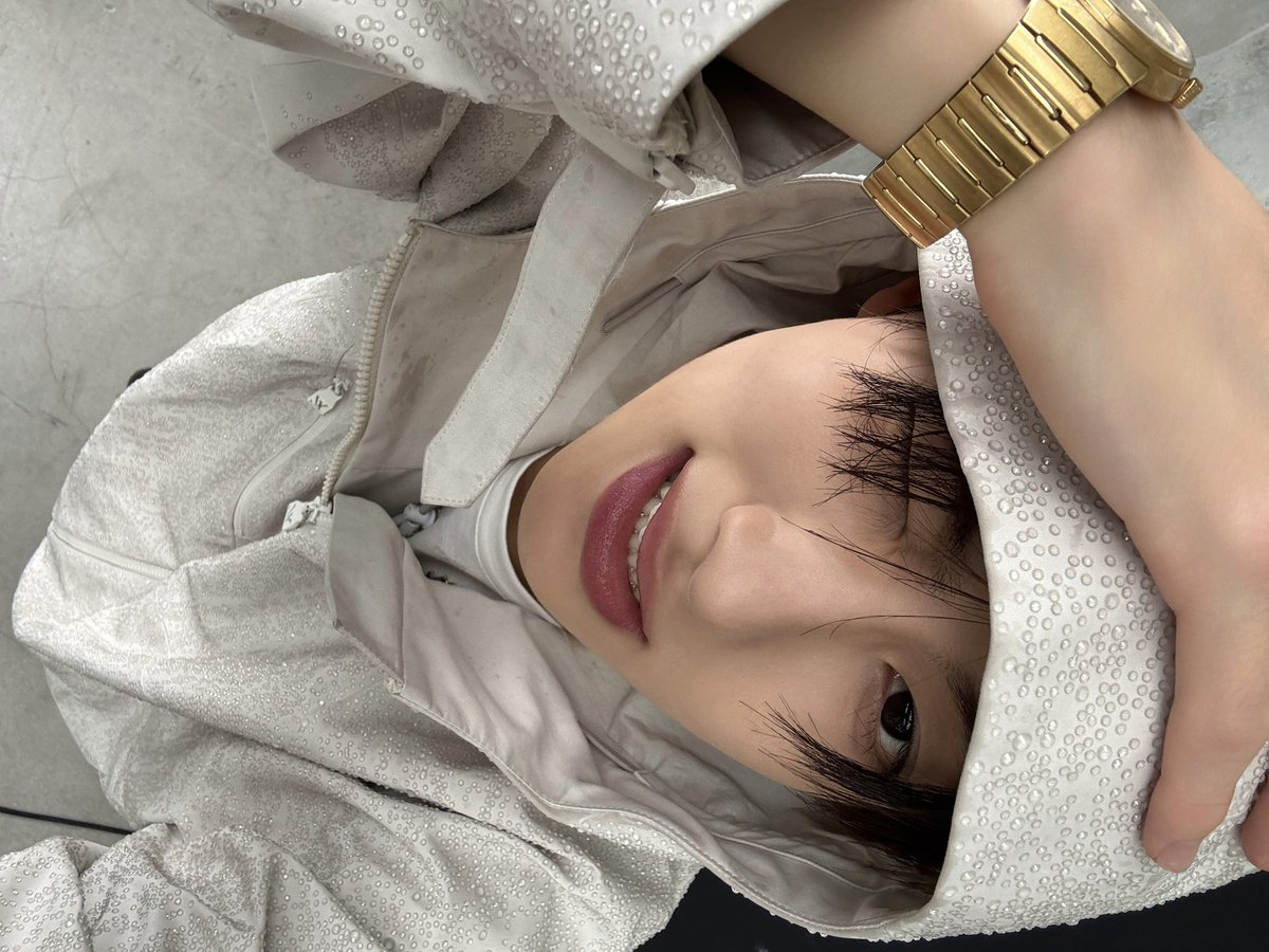 eomseaniee's tweet photo. “thank god you’re not a photocard” selcas https://t.co/GGh2WBcIwQ