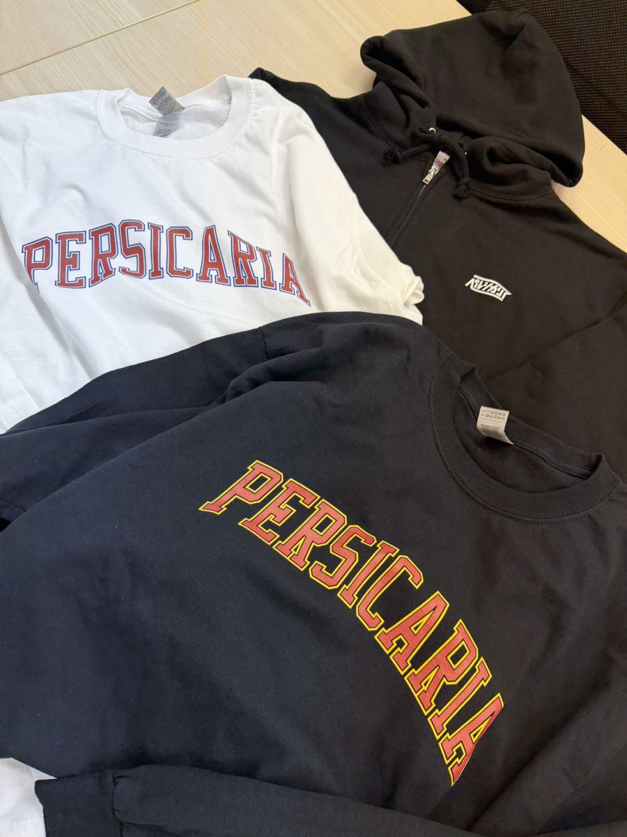 persicaria_band's tweet photo. 【新グッズ解禁】

カレッジロゴロンT
BALCK / WHITEM/L/XL¥4,000

カタカナZIPパーカー
（裏パイル）M/L/XL¥7,500

明日のツアー香川公演から販売いたします！ https://t.co/fGVK2XeIs8