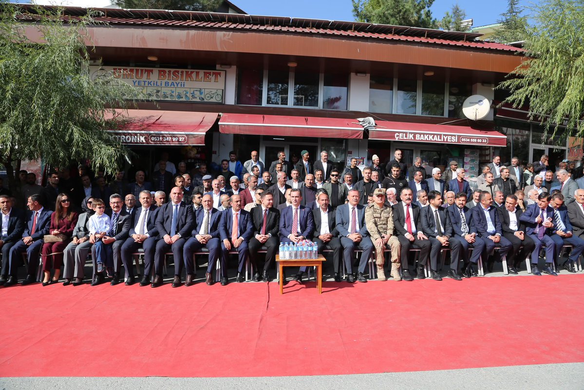 AkpartiBitlis13's tweet photo. 📍Hizan 

İl Başkanımız Sn.@EnginGunceoglu, Bitlis Valimiz, İlçe Başkanımız, Hizan belediye başkanımız, İl Genel meclis başkanımız, İl protokolümüz ve teşkilat mensuplarımız ile beraber, 

Hizan ilçemizde düzenlenen Bal Festivaline katılım sağlayarak açılan standları ziyaret ettiler. Yüksek yaylalarda büyük emekle üretilen Bitlis’imizin eşsiz balını tüm Türkiye ile buluşturmanın gururunu yaşıyoruz.

Bu güzel etkinlik için Hizan belediye başkanımız Sn. Yahya Şam’a ve Hizan kaymakamlığımıza teşekkür ederiz. 

Yüksek rakım, zengin flora ve doğallık, 
Hizan Balı..