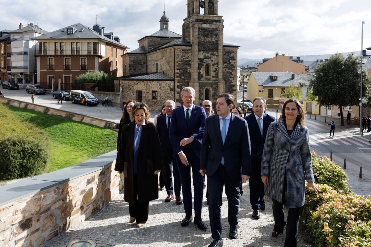 AlfonsoRuedaGal's tweet photo. Galicia e Castela e León compartimos retos e oportunidades. A colaboración entre territorios é fundamental para mellorar as infraestruturas, impulsar a competitividade e avanzar xuntos.

Diso falamos hoxe, no Foro Ancares, co presidente @alferma1 https://t.co/s9vlYGko1x