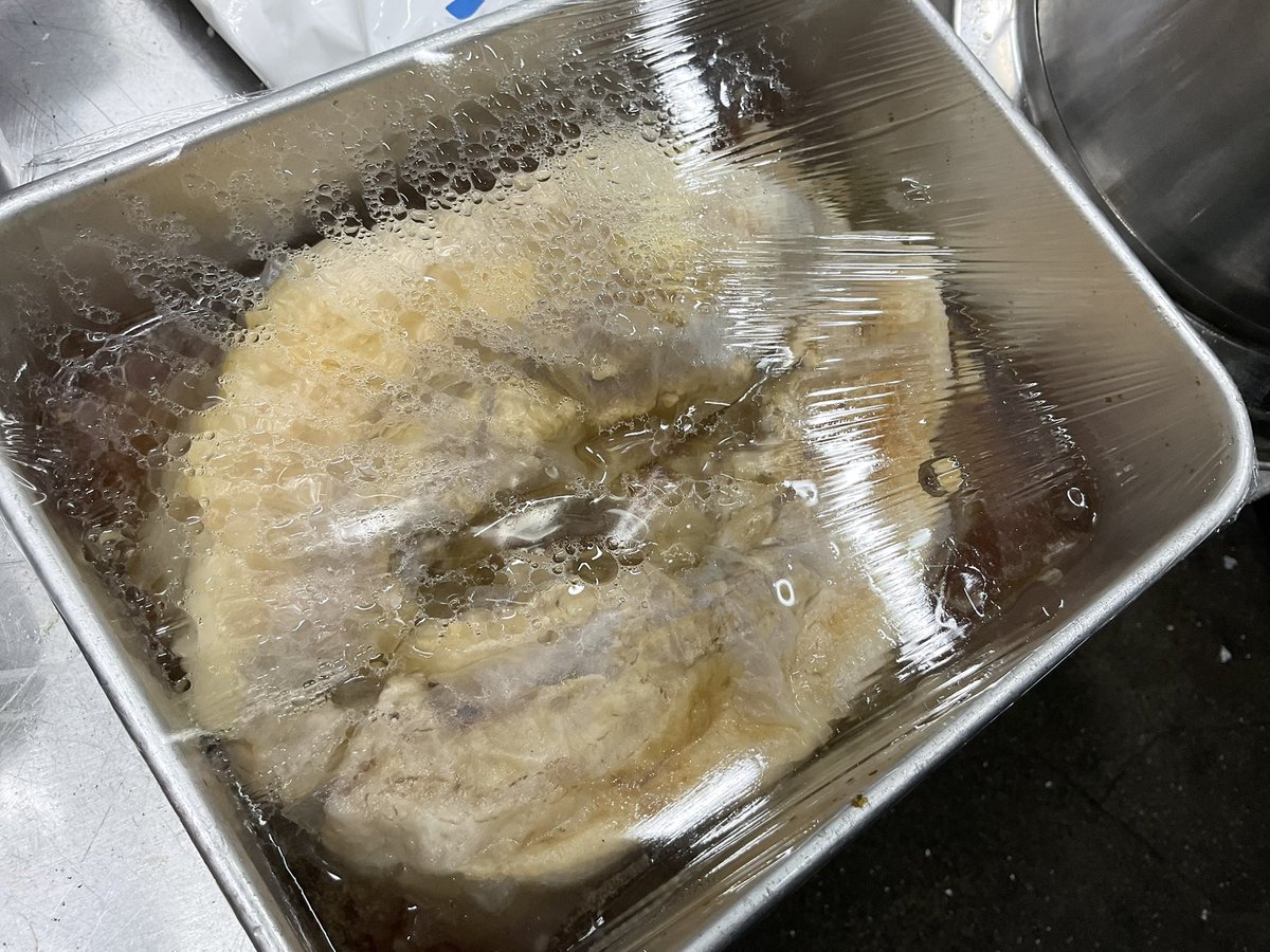 sekime_wacca's tweet photo. 料理の誤解されている通説シリーズ。

「味は冷める時に入る」

これ、「冷める過程が最も味が肉や野菜に染み込んでいく」と理解してる人がいたら、それ間違いです。

味が一番染み込むのは熱い時。

冷ましながら味を入れるというのはそれが時間的労力的に効率がいいからという話なんですよね。 https://t.co/V5S8sQOgh5