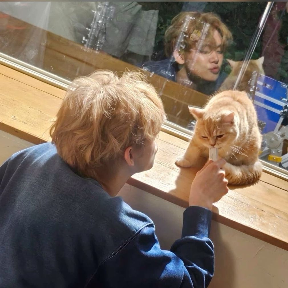 wonyawnzzn's tweet photo. yeonjun and his cute little habit of making duck lips whenever hes near an animal🥹🥹 hes just like me fr https://t.co/abfOuMqCRb