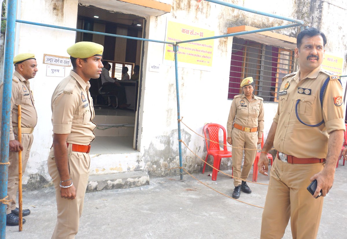 sitapurpolice's tweet photo. #DM_SITAPUR व #SP_SITAPUR द्वारा मतदान समाप्ति के उपरांत थाना पिसावां, महोली व विभिन्न क्षेत्रों का सघन भ्रमण कर सुरक्षा व्यवस्था व मतगणना/मतपेटियों की सीलिंग प्रक्रिया का जायजा लिया गया।
जनपद में मतदान सकुशल संपन्न व पूर्ण शांति कायम है।🗳️✅
#uppolice #sitapurpolice https://t.co/RSO2G82A49