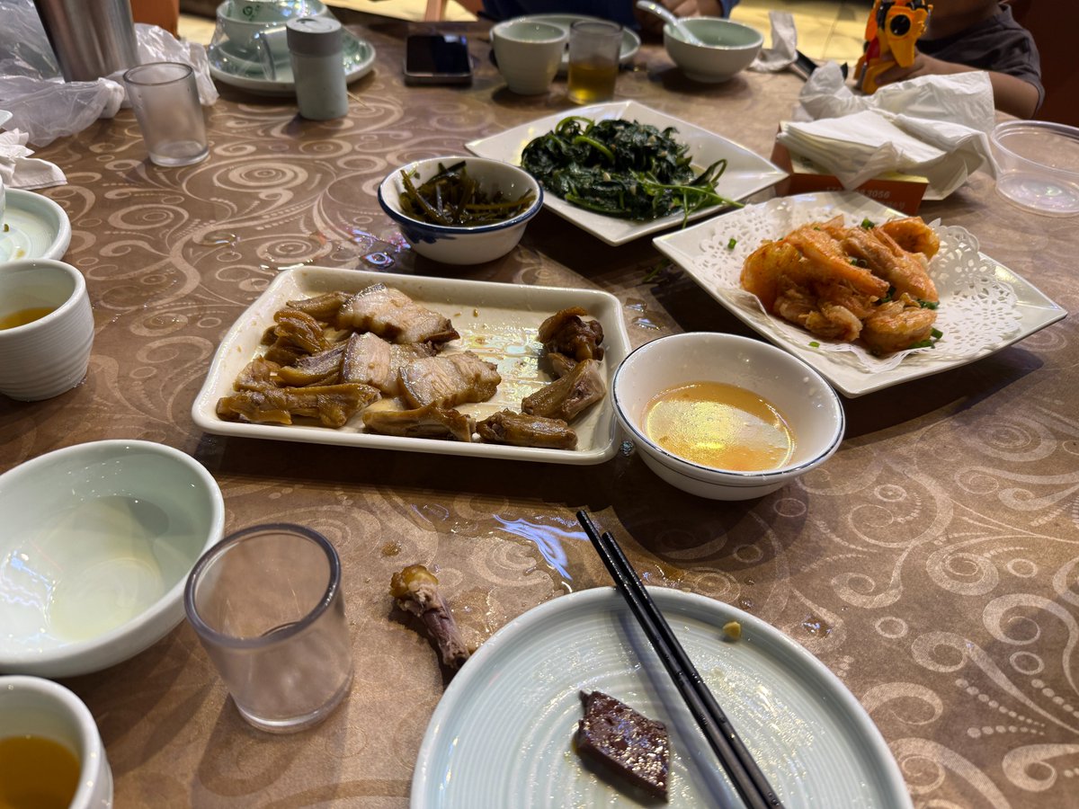 bitfool1's tweet photo. 点背啊
刚才傻哥和兄弟在深圳湾公园散步完
请兄弟在露天大排档吃饭
傻哥原本想让兄弟感受下这接地气的潮汕美食
结果菜都还没上完，城管就来了
把我们都撵走了

丢人丢大了，傻哥现在一肚子气 https://t.co/HB2K3ZJxR6
