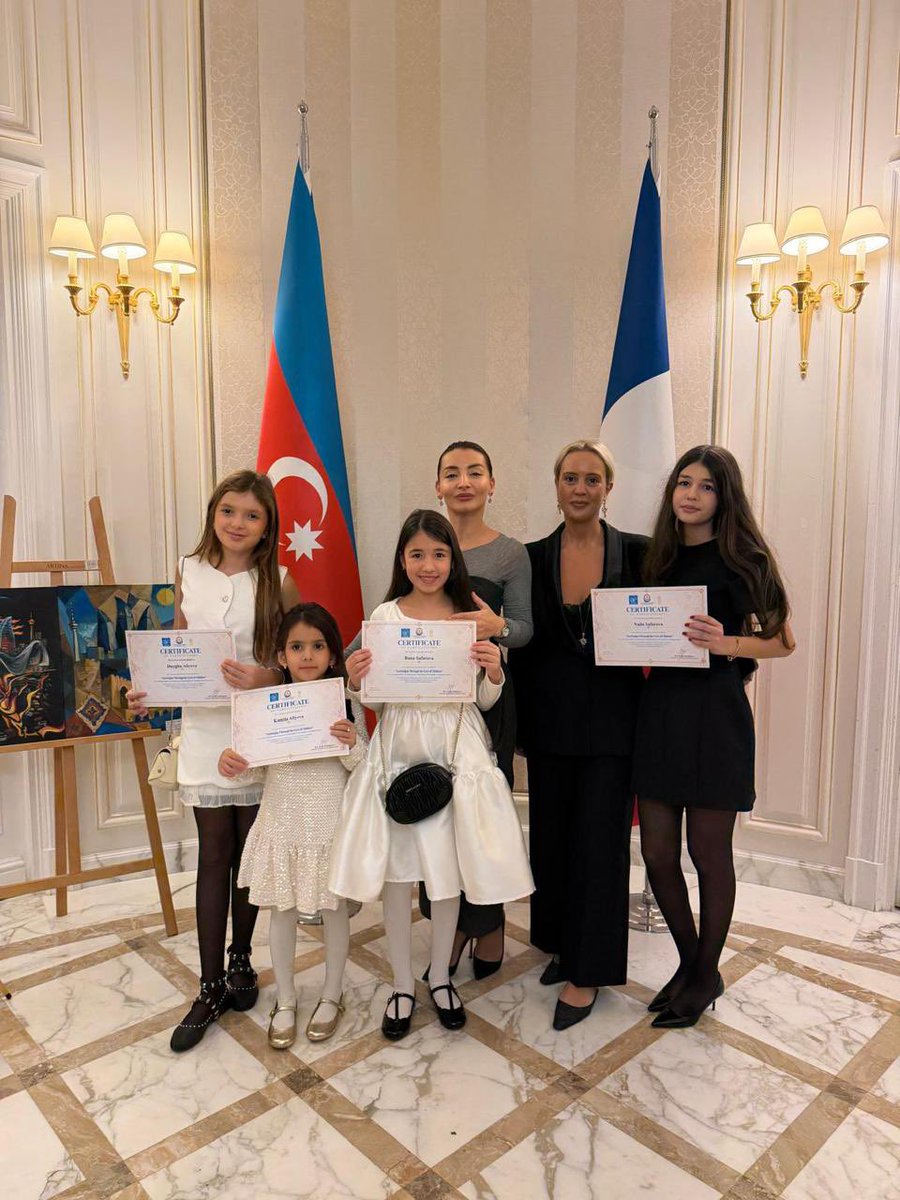 AzAmbassadeFr's tweet photo. 🎨Les œuvres de 53 jeunes artistes azerbaïdjanais ont été présentées à l'occasion de la 39ᵉ édition du salon international d'art #ParisArtShopping. 

À l'issue de cet événement, l'exposition s'est poursuivie au Centre culturel de l'Ambassade d'Azerbaïdjan en France, en collaboration avec l'Association @FrAzDialogue  et l'école de peinture « Little Artists ».
 
Cette initiative met en valeur le talent, la créativité et la sensibilité artistique de la jeune génération azerbaïdjanaise, tout en offrant au public français un aperçu de la richesse de son patrimoine culturel.
