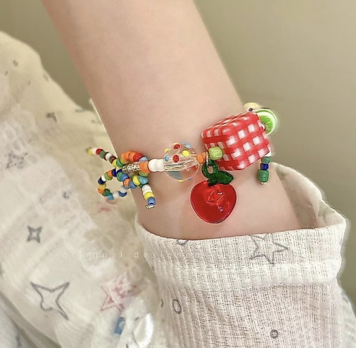 threadshopee's tweet photo. Gelang manik warna-warni dengan berbagai bentuk lucu dan imut✨

https://t.co/ivxkLtlakX https://t.co/dE60fFFLWy