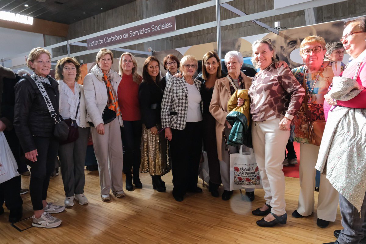 mjburuaga's tweet photo. Nuestros mayores son la historia viva de Cantabria. Mujeres y hombres que han levantado nuestra tierra y de los que nos sentimos orgullosos.

Hoy he disfrutado con ellos de la III Feria de Mayores. Cuidar de quienes tanto nos han dado es un compromiso personal. https://t.co/D9ZKZQEalL