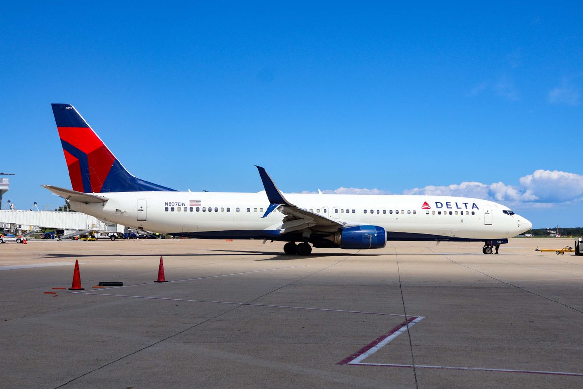 FlyORF's tweet photo. TGIF! Can you name the aircraft type? 👀  Here are some hints:
- Total Capacity: 180 seats
- Range: ~2,950 nautical miles (3,395 miles)
- Cruising Speed: Mach 0.785 (about 525 mph)
Drop your answers below!

Fly nonstop from ORF on Delta to:
✧ Atlanta
✧ Boston
✧ Detroit
✧ Minneapolis
✧ New York (JFK & LGA)