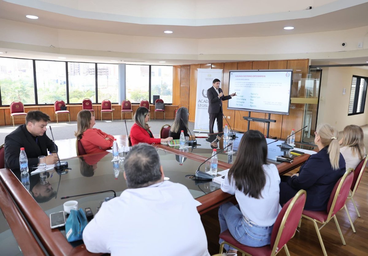 SenadoresPy's tweet photo. Organizado por la Academia Legislativa @AcademiaHCS , se llevó a cabo el taller de capacitación sobre el idioma guaraní, en el contexto legislativo, dirigido a funcionarios de la Dirección General de Diario Sesiones @DSesiones

📍 Salón Acosta Ñu. 5to. piso del #SenadoPy https://t.co/7HBaMQtXCI