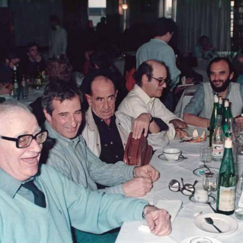 AHGArgentino's tweet photo. Mira lo que es esta #Fotaza! Ferro, Garaycochea, Alberto Breccia, Quino y Fontanarrosa! Papaaaa! Eso si es una #Mesaza! https://t.co/Vd4jnrvUBB