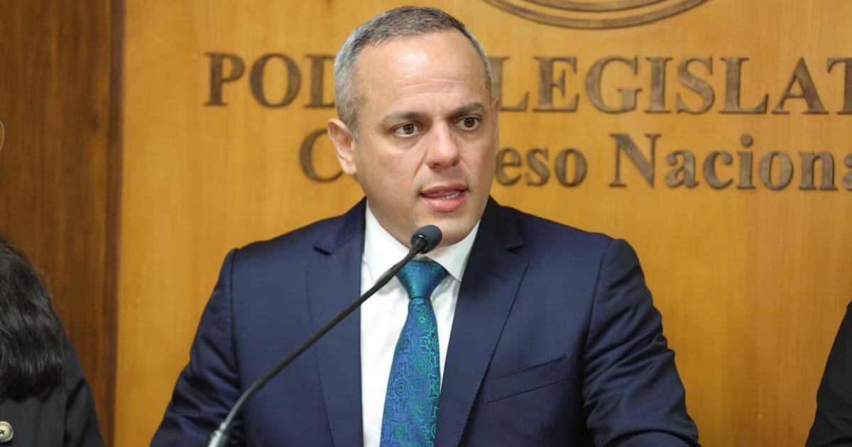 EPInoticias's tweet photo. 🏛️ #Política #MEC Títulos en duda: el ministerio que encabeza la lista
1.090 títulos en duda. 800 van al MEC.
📊 La Contraloría detectó unos 1.090 títulos universitarios presuntamente falsos presentados por funcionarios públicos en 35 instituciones del Estado, según informó La Política Online. Más de 800 trabajarían en el Ministerio de Educación y Ciencias, en cargos que exigían título universitario.
⚖️ El informe preliminar fue remitido al Ministerio Público para evaluar una causa penal. "El alumno imprimió un cartón y puso cuál era su profesión y el MEC le inscribió esa", describió el contralor Camilo Benítez sobre uno de los casos. Muchas universidades consultadas dijeron no tener registro de esos supuestos egresados.
👇 Lo desgloso abajo