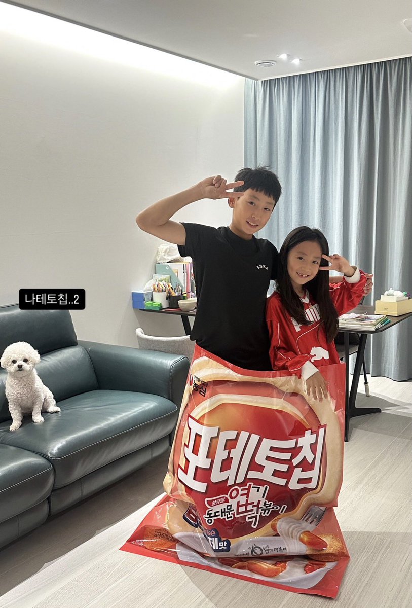 myengg_51's tweet photo. 정재랑 하늬 아빠가 타온 대왕포테토칩 안에 들어간거 졸귘ㅋㅋㅋㅋ😁😁 https://t.co/holeqDna8F
