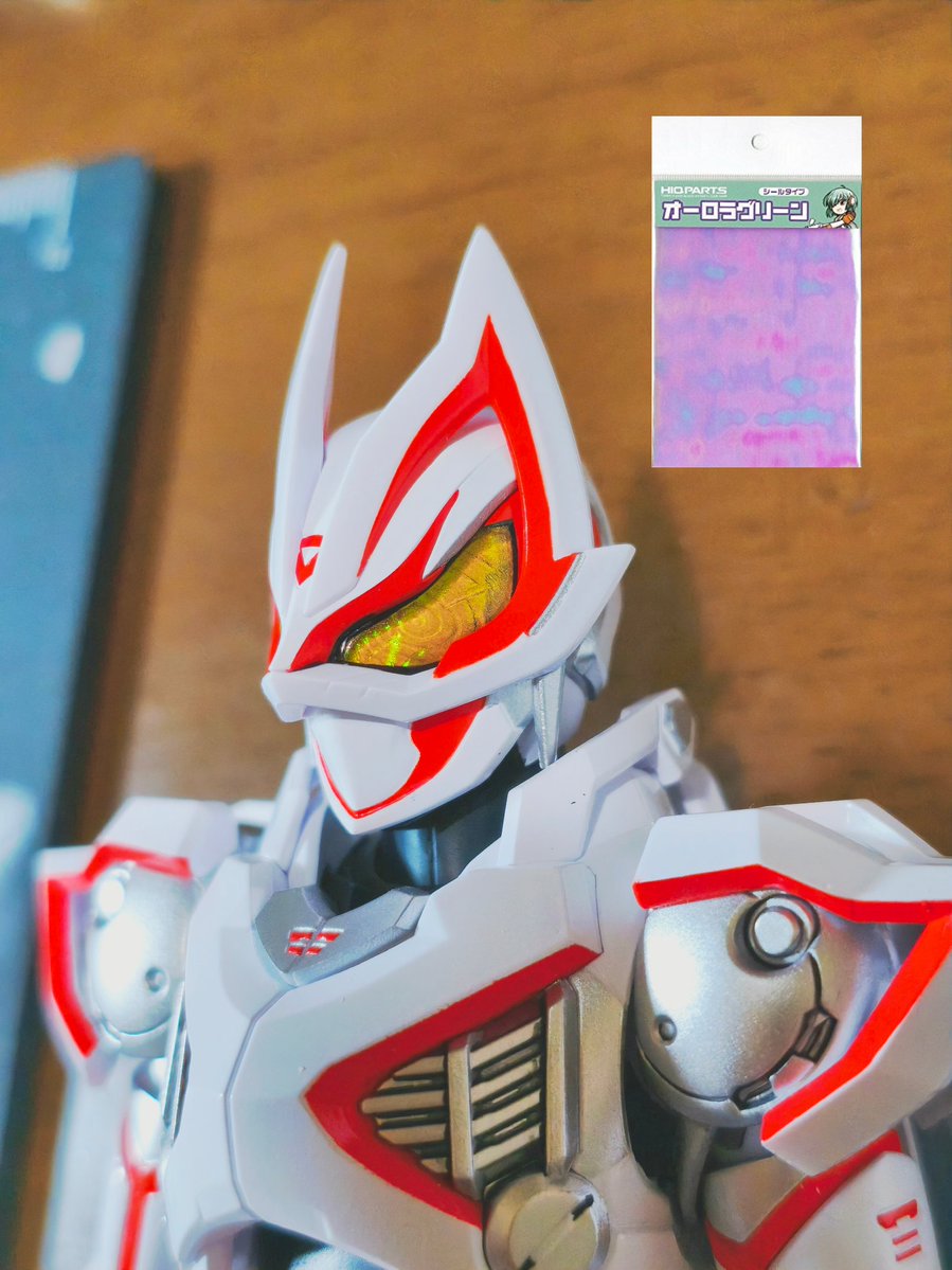NOMU_X20A's tweet photo. #仮面ライダー
ギーツIXの複眼裏のホログラム比較！

右目(2枚目)にホログラムフィニッシュ
・滑らかで貼りやすい
・スーツの目とは少し違うけど、元の複眼にホロ感足した感じに

左目(3枚目)にオーロラグリーンシール
・固くて密着させづらい
・ややキラ付きすぎだけど、明るさ等はスーツに近い https://t.co/9W6SUiC9VY