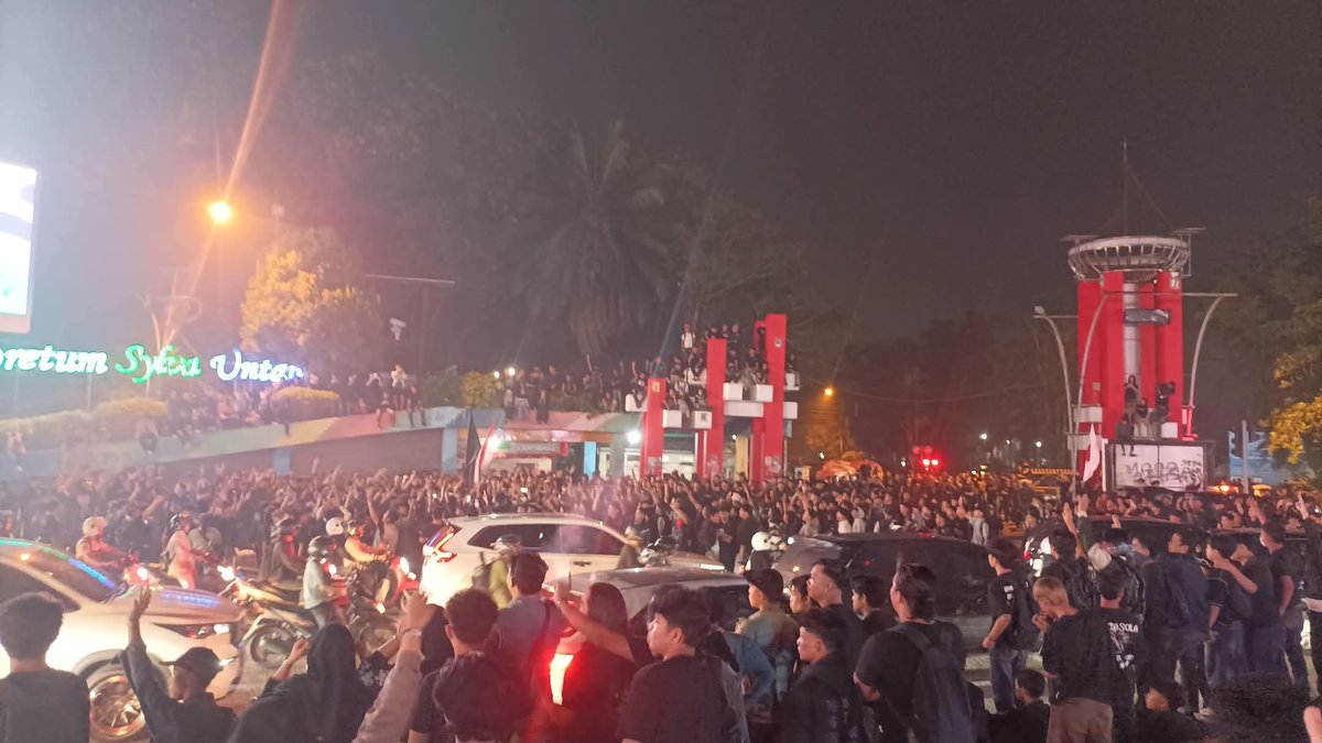 hey_strengerss's tweet photo. update aksi #demo malam ini di PONTIANAK mahasiswa serta aliansi masyarakat juga turun ke jalan, dan menuju ke kantor DPRD Kalimantan barat serta menemui GUBERNUR KALBAR. 

tetap stay safe teman" pontianak, perjuangan belum selesai 

RAKYAT BERSATU, TAK BISA DI KALAHKAN !!! ✊🏻🔥 https://t.co/glV6B8TFsN