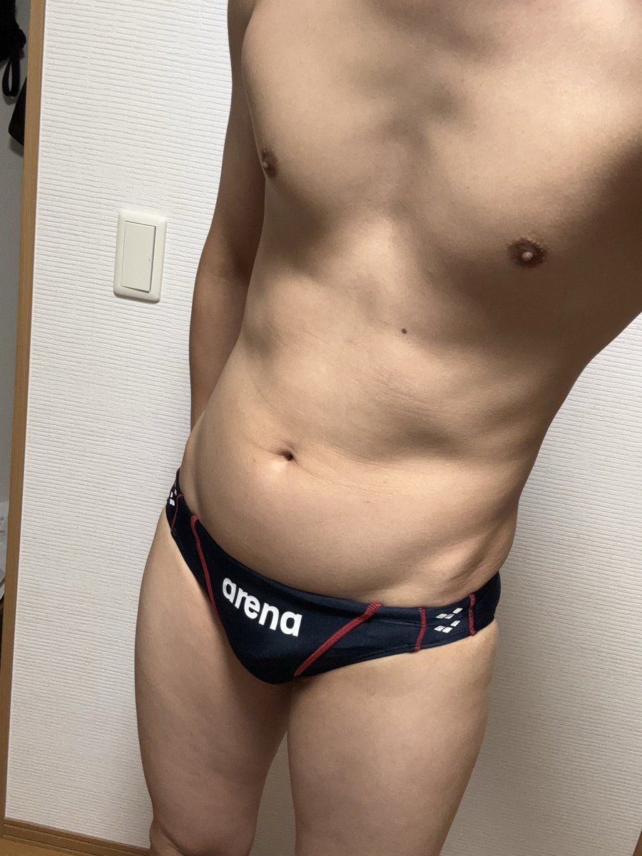to_mo_ji_n's tweet photo. 右、Oサイズ。サイズ感が分からず昔に買った競パン。
左、Mサイズ。
こうやって見比べると、サイズ違う感じがあるな。
久しぶりに右の競パン穿いてモミモミ。 https://t.co/fh1oIcyQcK