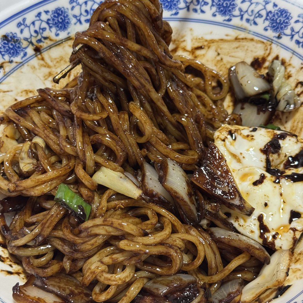 honbappro's tweet photo. 강동원 웨이팅 성공. 탕수육 너무 바삭 달콤 맛있고 짜장면 짬뽕 다 불향 가득 야채도 아삭. 대만족 https://t.co/2DSa6ueYZS