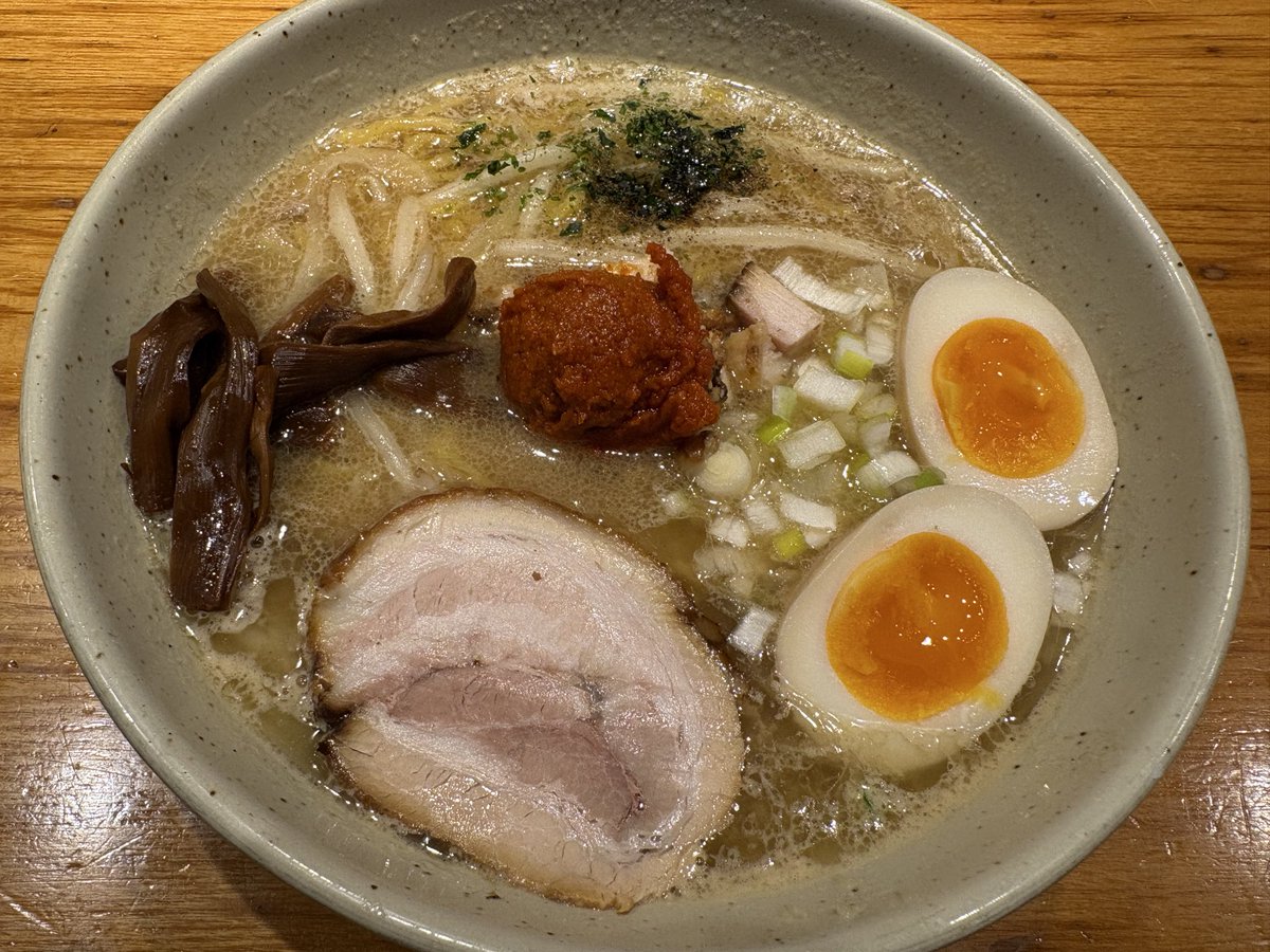 Remone090's tweet photo. 残業ラーメン、このあとジムも行くから最強 https://t.co/7VFbAcNvd6