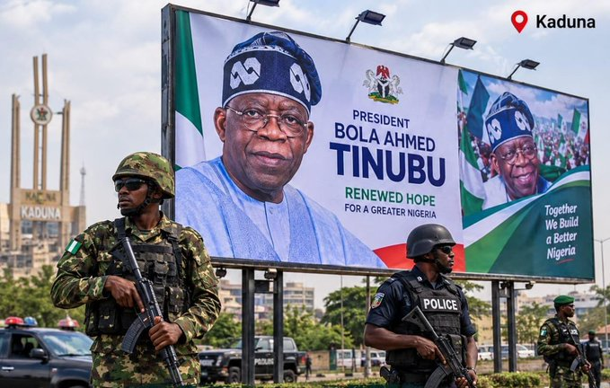 AndrewOkere's tweet photo. This is an insult to our gallant security operative.
Why should they be guarding billboard instead of life and properties of citizens???? https://t.co/eQsXWDp12f
