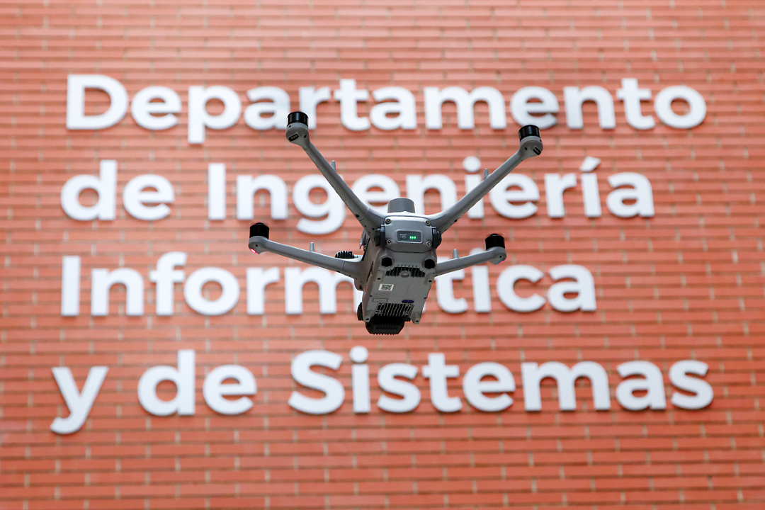 ULL's tweet photo. 🚁 Ingeniería Informática de la #ULL adquiere un equipo de drones para investigación y docencia

Es el primer equipamiento de este tipo en Canarias, por lo que el centro universitario se sitúa a la vanguardia en cuanto a recursos UAS.

➡️ https://t.co/QCgtTWO88i https://t.co/KhJkhjFLFp