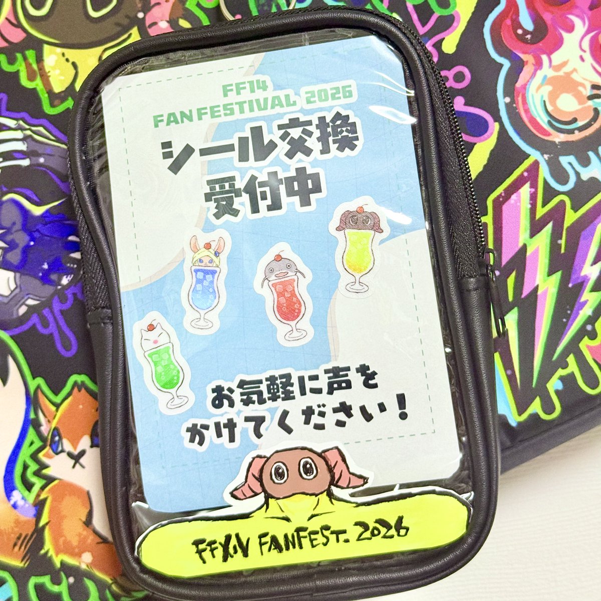 wkmt_akmt's tweet photo. #ヒカセンステッカー貰ってね

1枚目：ファンフェスで交換&amp;配ります！ハーフカットで飲み物部分(?)が剥がせるようになってます。
たくさん刷ってしまったので何卒…！
2枚目：こんな感じで持ち歩きます！
3枚目：ネットプリントです💪

🔃よろしくお願いします！🔃 https://t.co/Pgc7g50NhA