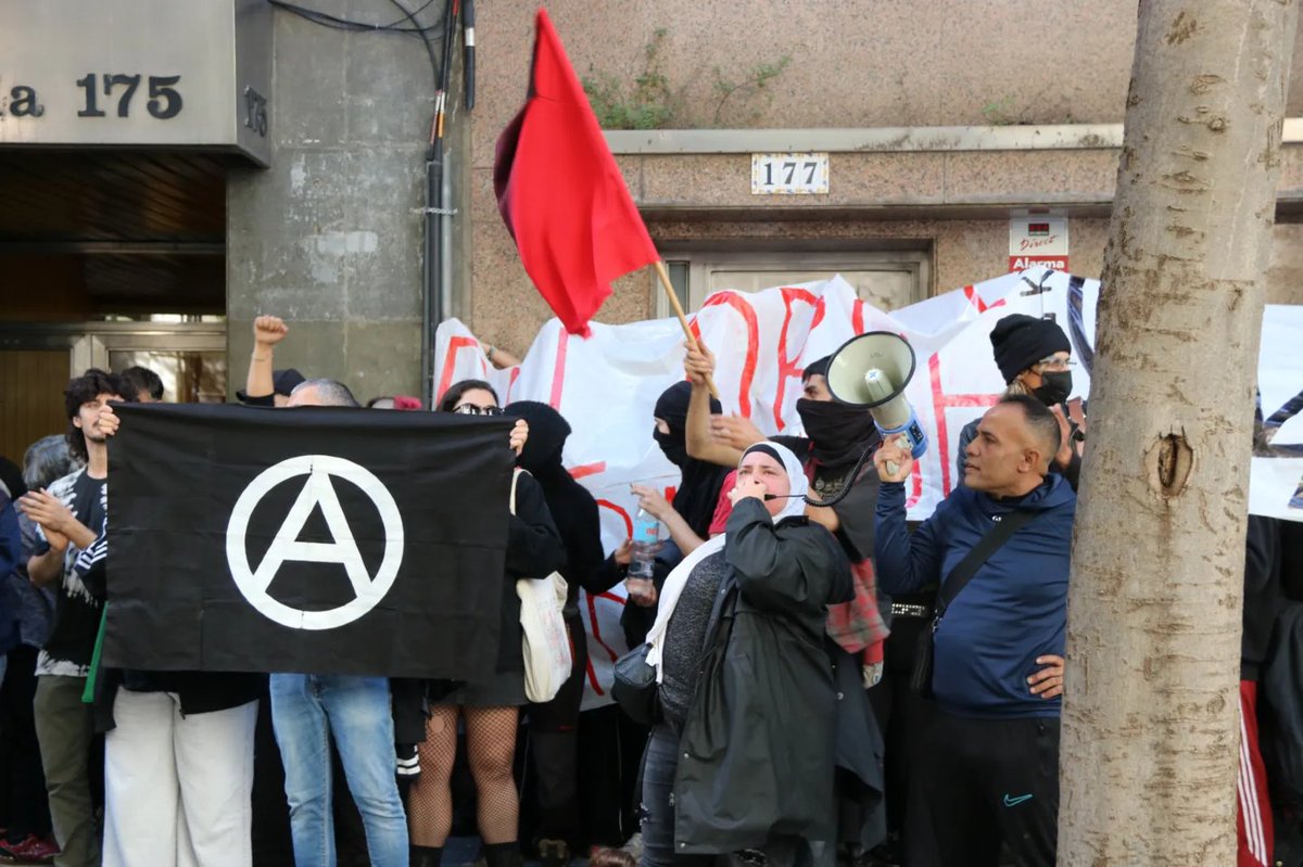 TotBcn's tweet photo. Última hora | Membres de l’acampada per l’habitatge ocupen un bloc buit de l’Eixample per destinar-lo a persones sense llar

https://t.co/zzGvabIfMr https://t.co/K0vNIovil3