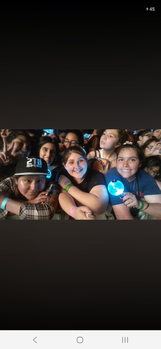 arg960109's tweet photo. @gossipmica Si se asustaron con el pogo chiquito, imagínate con el grandote jajajajjaaj 
El 24 se caen muertas en el cine 

Un recuerdo a las chilenas en 2017. No, ellas no se empujan ni se aplastan jajajaja https://t.co/g9dwa0BEZg