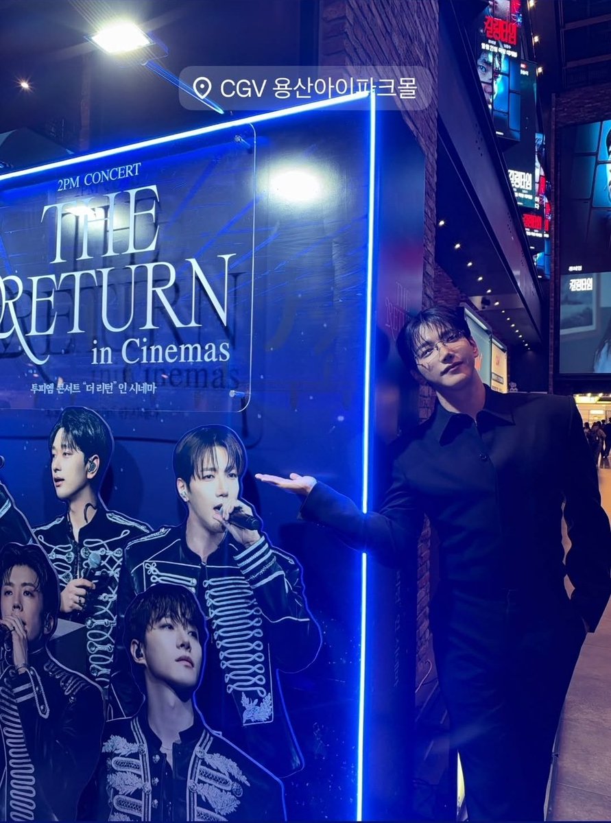 phoqueenv's tweet photo. I just love how different the vibes are between these two guys coming to their own concert film. One looks like he just rolled out of bed and sits in back livetweeting, the other shows up so polished and greets fans with a microphone 😄

If only I can also watch with a member 🫠 https://t.co/WpHG1tmaI5