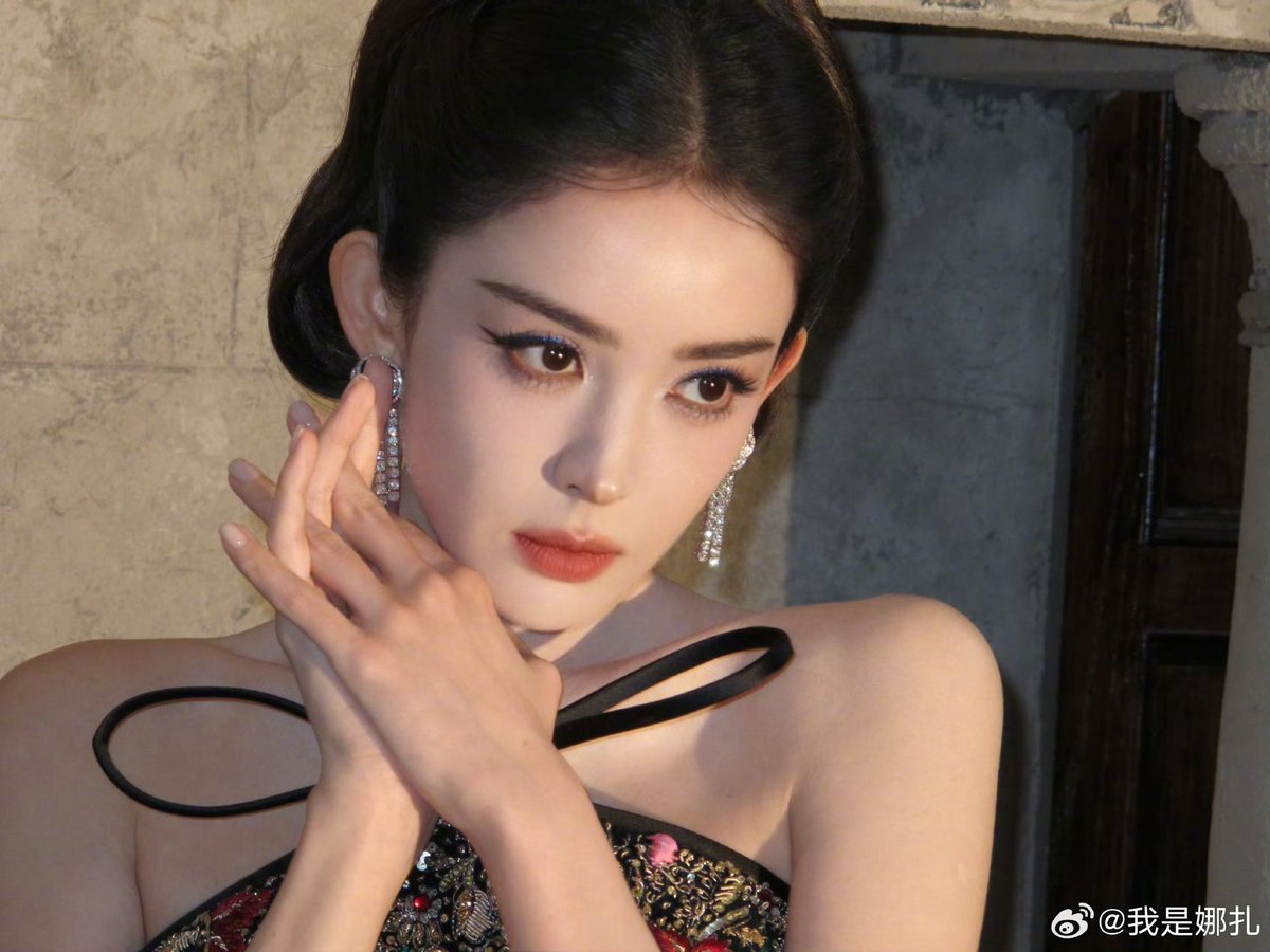 aday27aday's tweet photo. ลุคพี่น่าจางาน VOGUE Forces of Fashion Gala 2026 วันนี้🔥🔥🔥🔥 นุคัมแบคกับวันออกงานที่เริ่ดสะแมนเตนเวอร์ สวยสุดดดดดด 

#กู่ลี่น่าจา #Gulinazha #Gulnazar https://t.co/LhKfgmSCZr