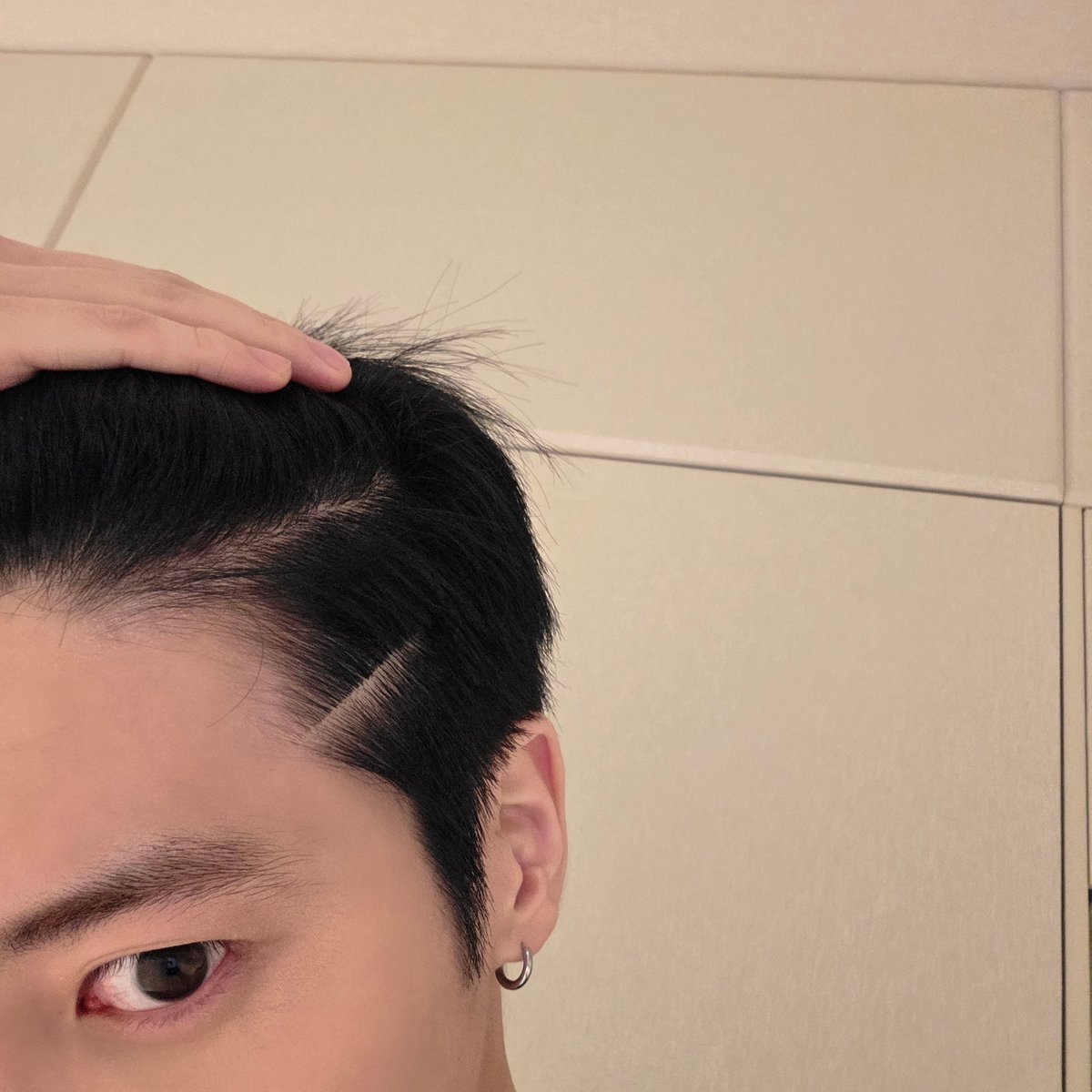translatingTXT's tweet photo. [261023] weverse dm 🐿️🐱💬

🐿️🐱 during my baby crow era, i had scratches in my hair too
🐿️🐱 you could see it well in the behind footage https://t.co/VdD8dcgvPK