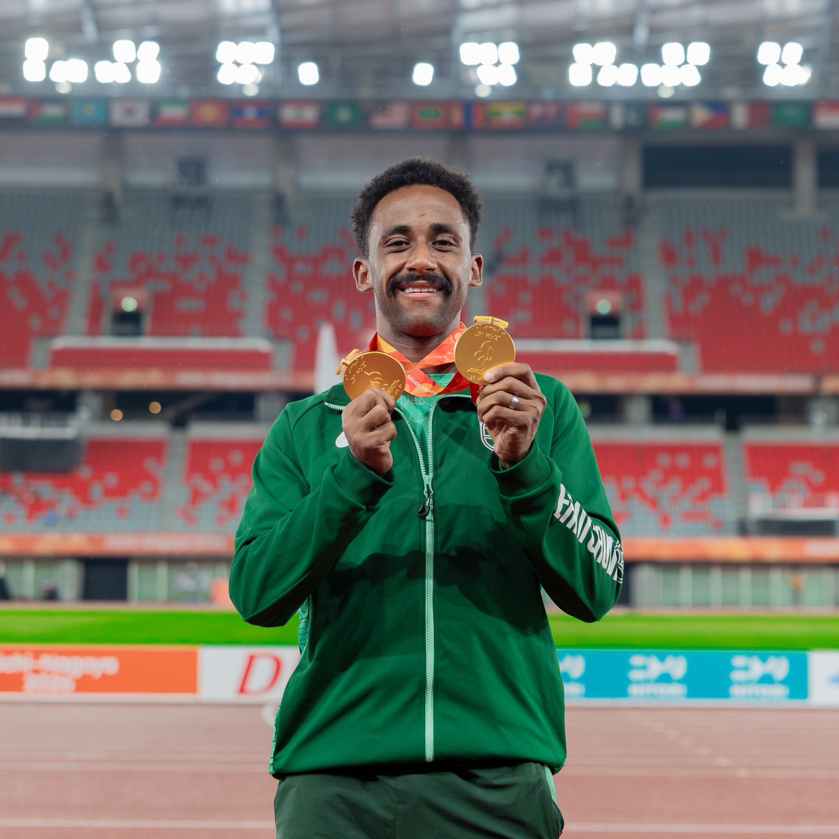 TeamSaudi's tweet photo. أنا الأول وأنا الأوفى وأنا الـ بعدين على درب الذهب تمشي وتلقاني 🥇🎶

جانب من تتويج نجم #فريق_السعودية علي النخلي بالميدالية الذهبية لسباق 200م T37، وتحطيمه الرقم القياسي للدورة، ضمن منافسات دورة الألعاب الآسيوية البارالمبية الخامسة #ناغويا2026 🥇

#نشجعك 💚 https://t.co/PelU9NMJle